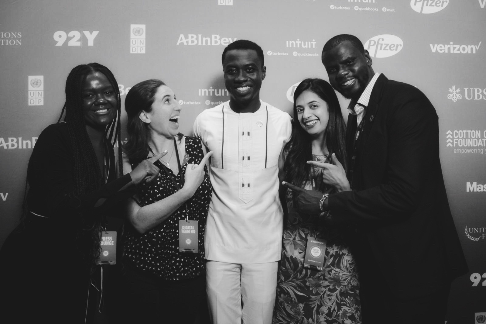 Ashley Bass, Annie Rosenthal, Priyanka Jaisinghani and Philip Ogola pointing at Emmanuel Nyame